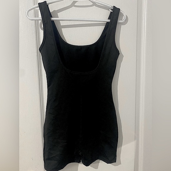 Beautiful backless jumpsuit shorts from Garage - Picture 2 of 2